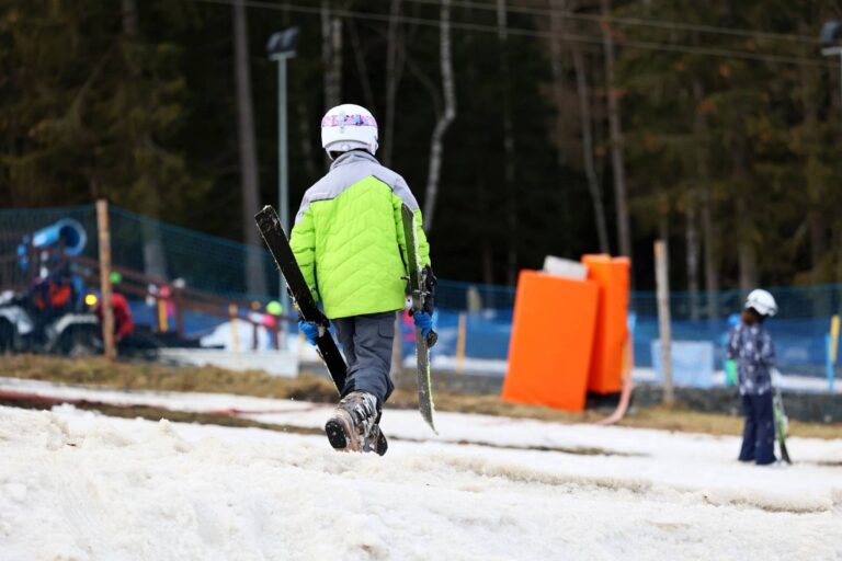 Ferie tuż-tuż: Jak wybrać idealny obóz zimowy dla dziecka? Kompletny poradnik